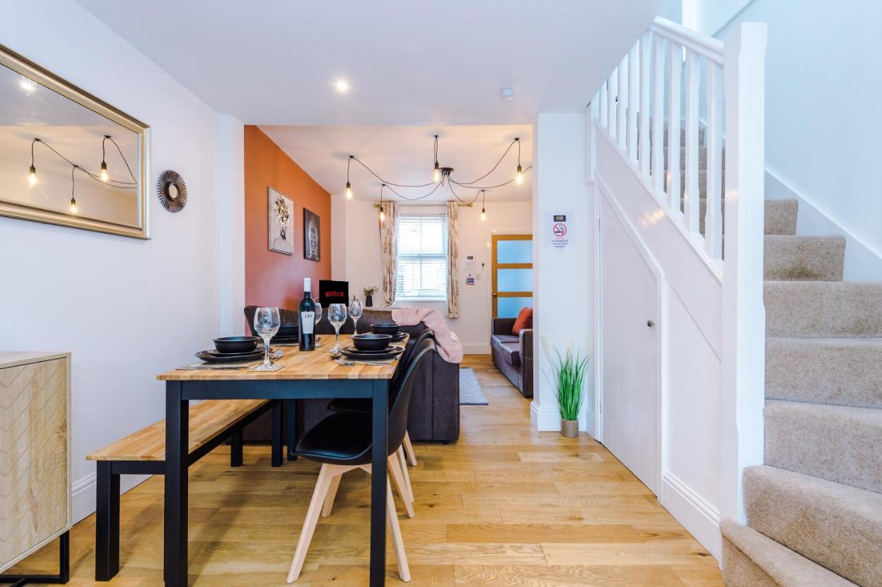 Pristine 2-Bed House In Chester By 53 Degrees Property, Ideal For Families & Small Groups, Great Location - Sleeps 6 Hough Green エクステリア 写真